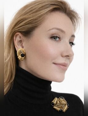 Vintage Oscar de la Renta Brooch Clip-On Earrings Set Gold Tone Black Onyx